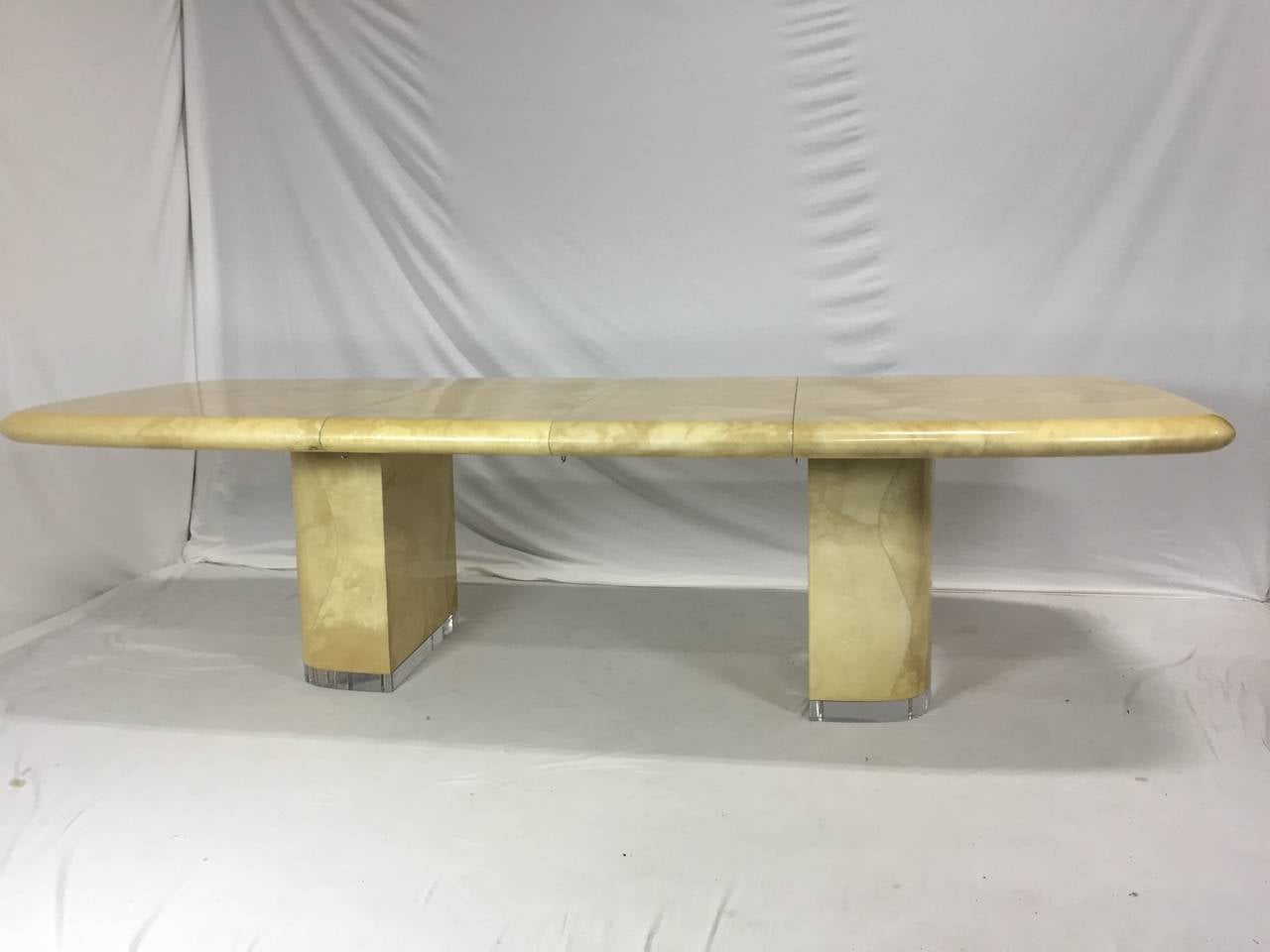 Grande table de salle à manger extensible Ron Seff en peau de chèvre, base en Lucite rare Excellent état - En vente à Westport, CT