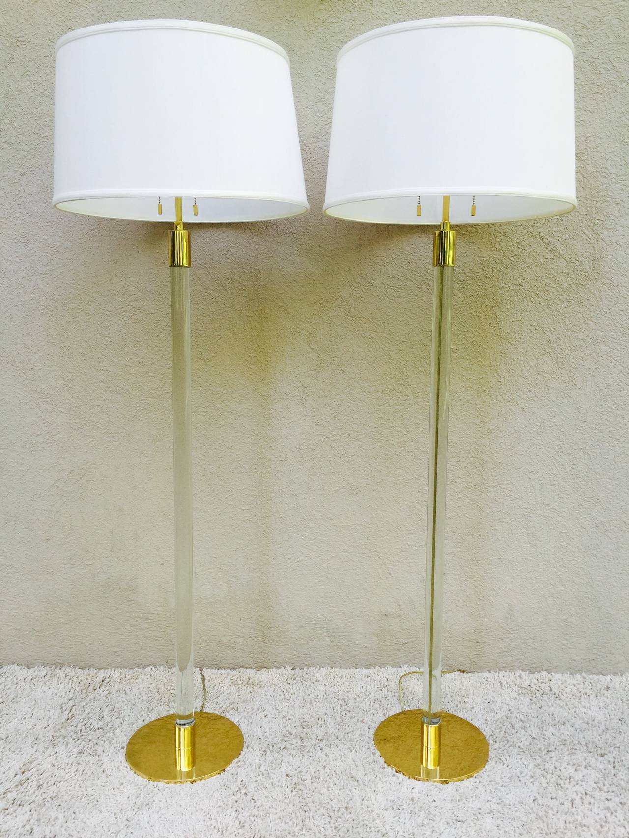 Mid-Century Modern Paire de lampes à tige en verre et support en laiton Hansen NY en vente