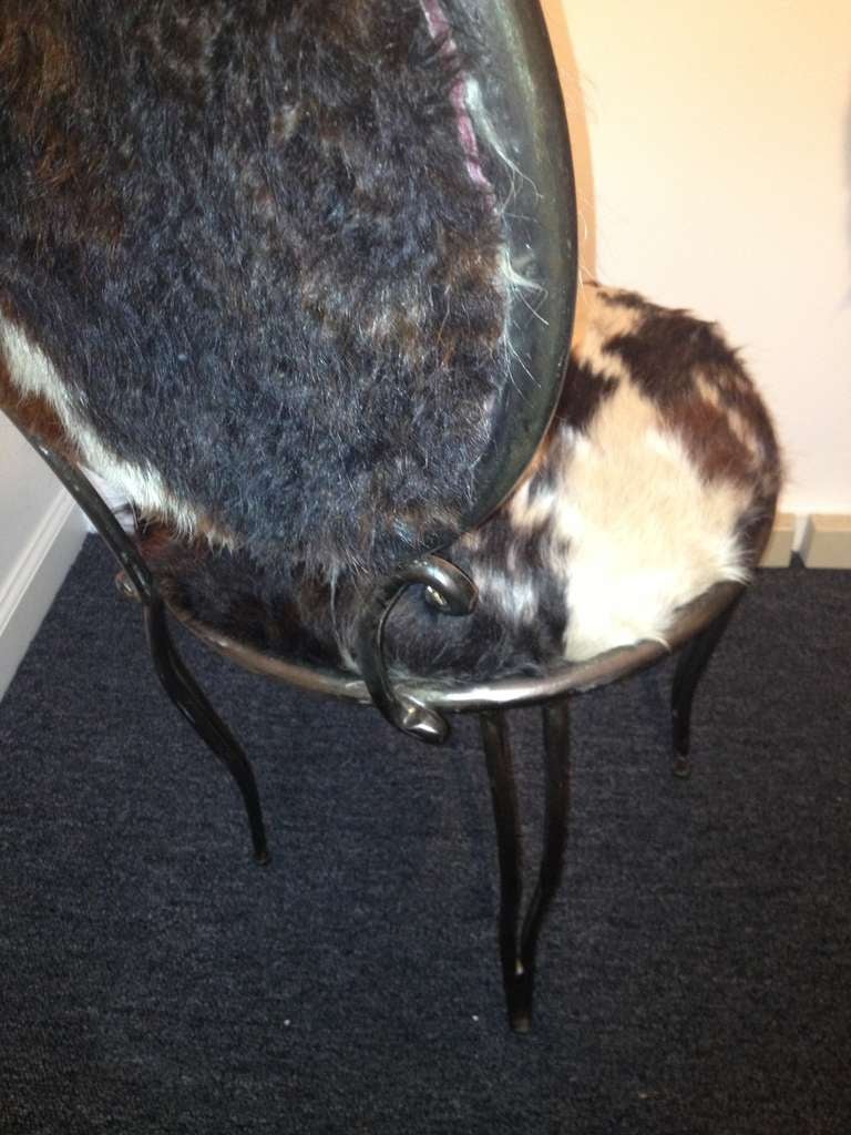 1940er Jahre Hollywood Regency Stuhl aus Eisen mit Rindsleder