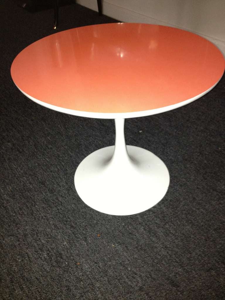 Appliqué Petite table Tulip de style Saarinen avec plateau orange en vente