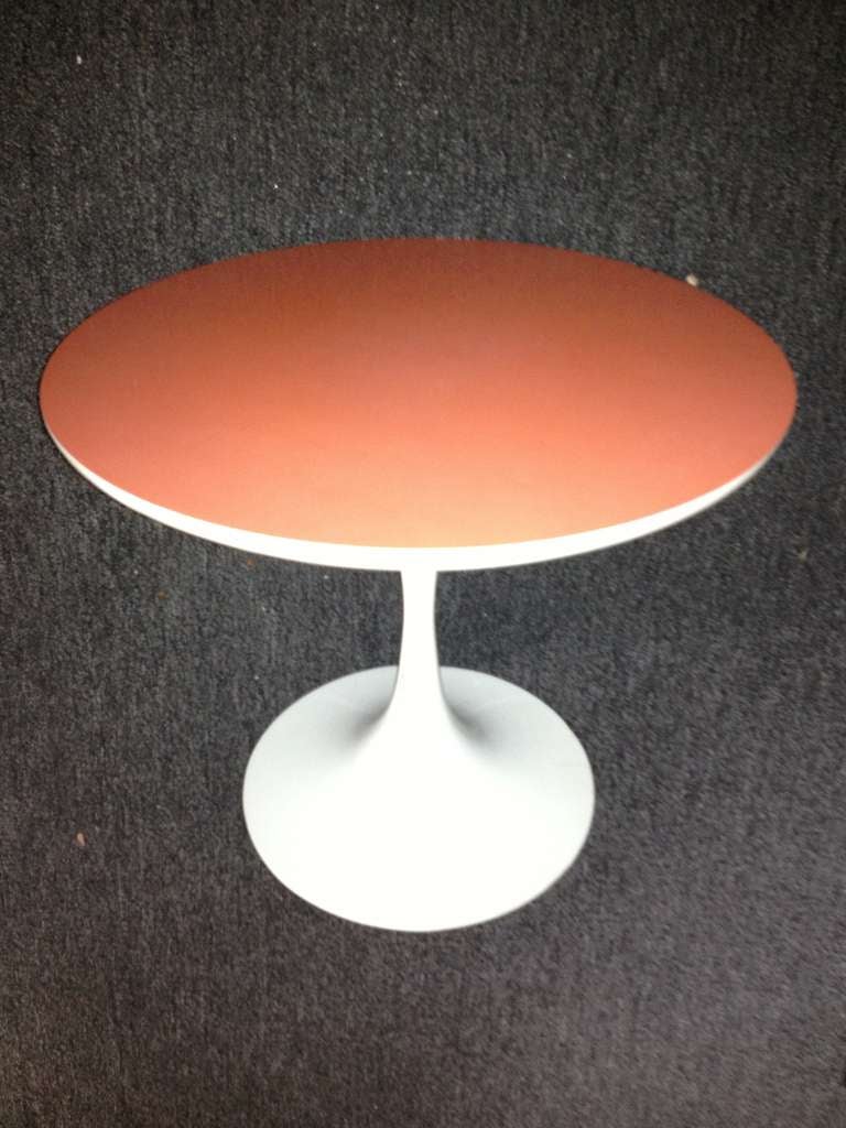 Mid-Century Modern Petite table Tulip de style Saarinen avec plateau orange en vente