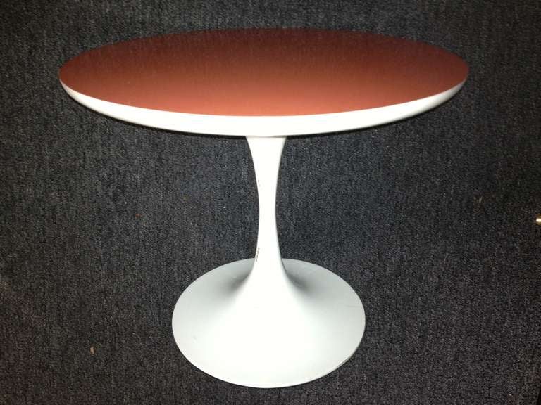 Petite table tulipe en Formica orange design Saarinen des années 1960 non signée, semble être d'origine vintage.