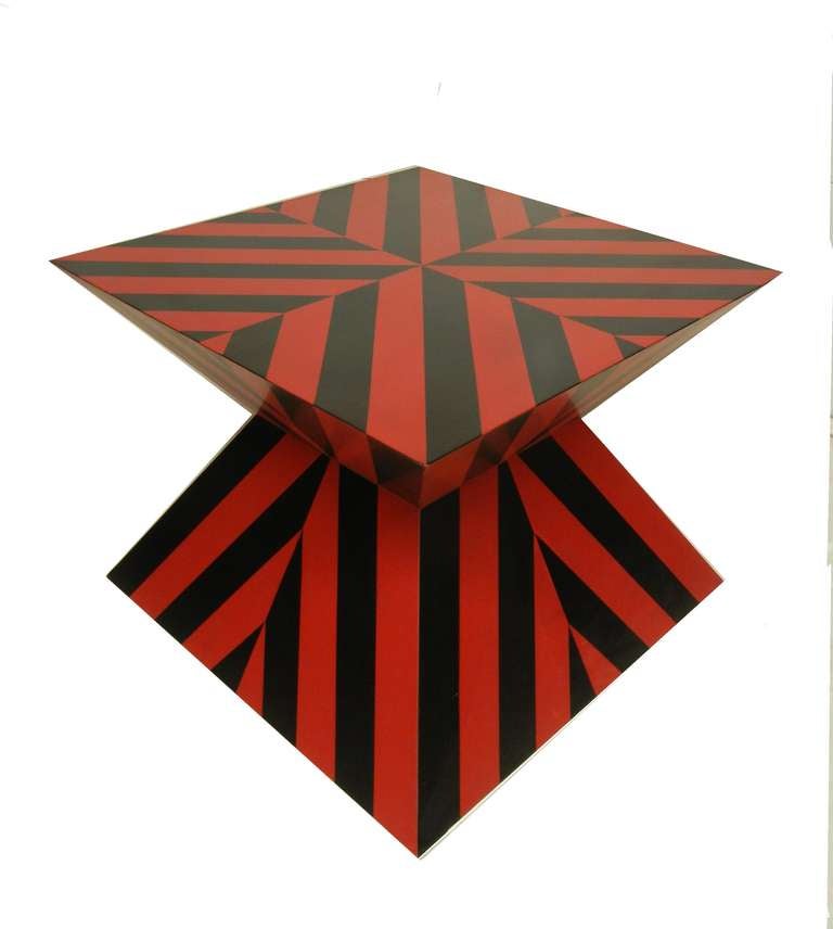 Karl Springer Rare et inhabituel Table personnalisée rayée rouge et noire, unique en son genre, avec étiquette originale et nom du client
 Années 1960 (Karl Springer 1931-1991)