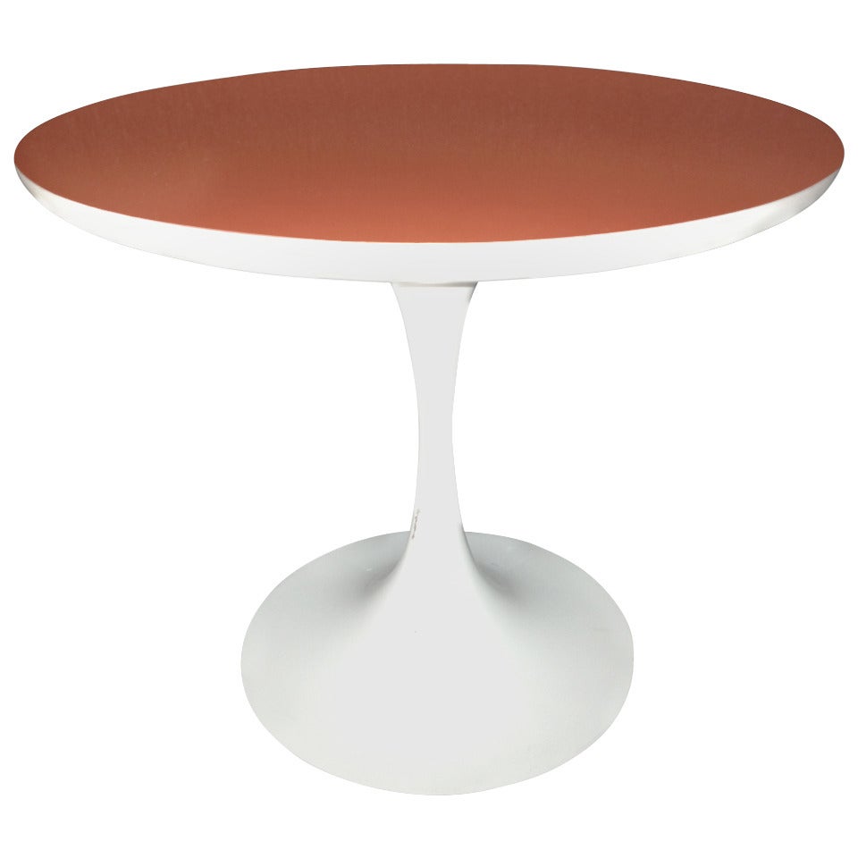 Petite table Tulip de style Saarinen avec plateau orange