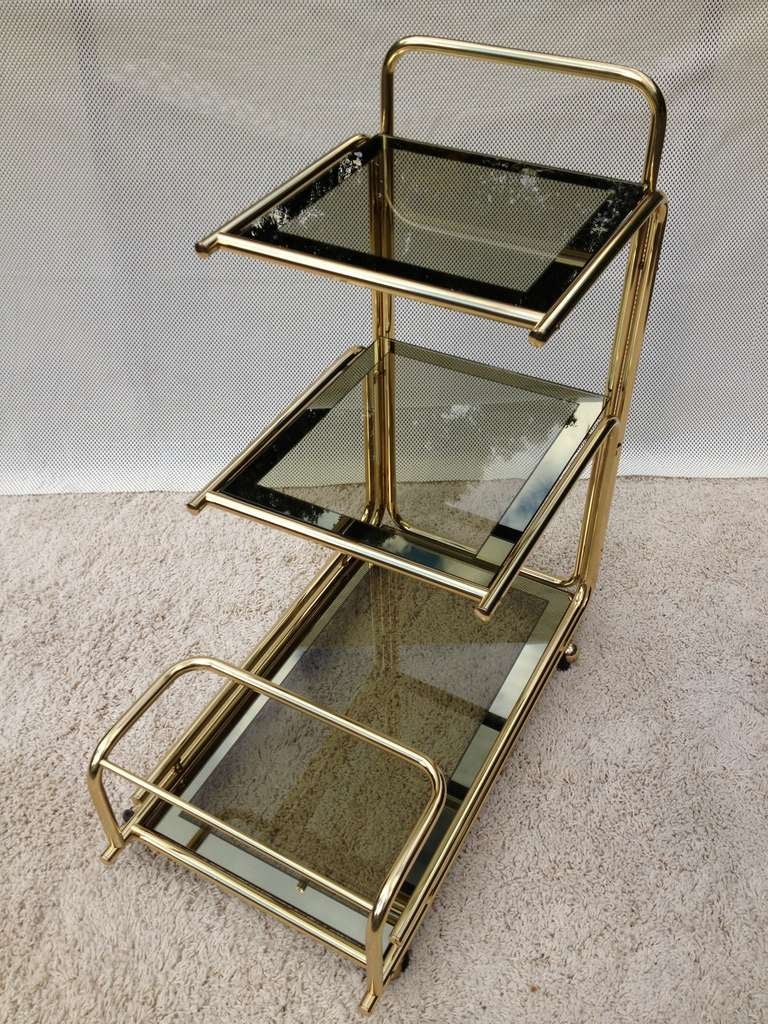 Chariot de bar à roulettes Mastercraft d'origine, en laiton et verre miroir, avec garniture dorée, avec compartiment à bouteilles.