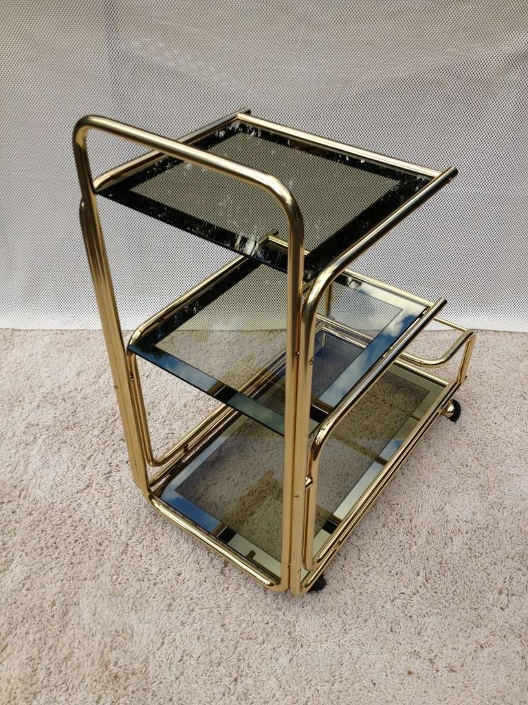 Mastercraft 1960s Rolling Bar Cart with Mirrored Glass Bottle Holder In Excellent Condition For Sale In Westport, CT