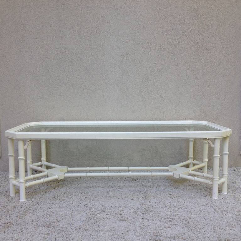 Table basse blanche en faux bambou de style Maison Jansen Excellent état - En vente à Westport, CT