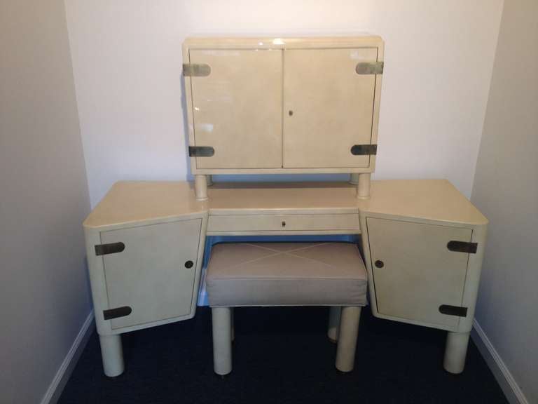 Parchemin français des années 1960, coiffeuse avec plusieurs compartiments et tiroirs, la partie supérieure s'ouvre pour l'angle miroir avec clé et serrures, et tabouret d'origine assorti en cuir, acheté à Paris
Qualité et design rares du domaine