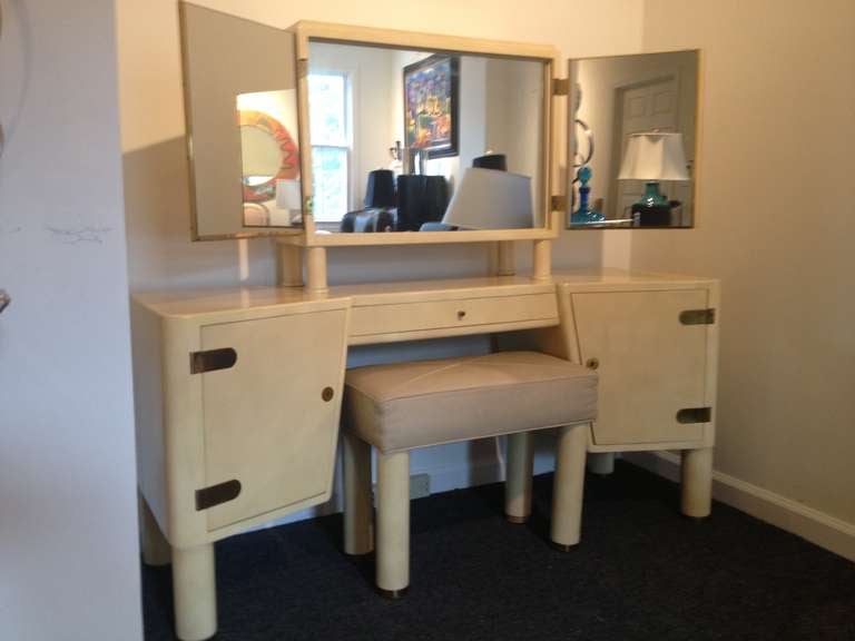 Français Coiffeuse et armoire française laquée parchemin  Tabouret supérieur en cuir en vente