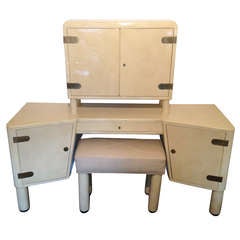 Vanity e Vanity laccati in pergamena francese.  Sgabello con piano in pelle