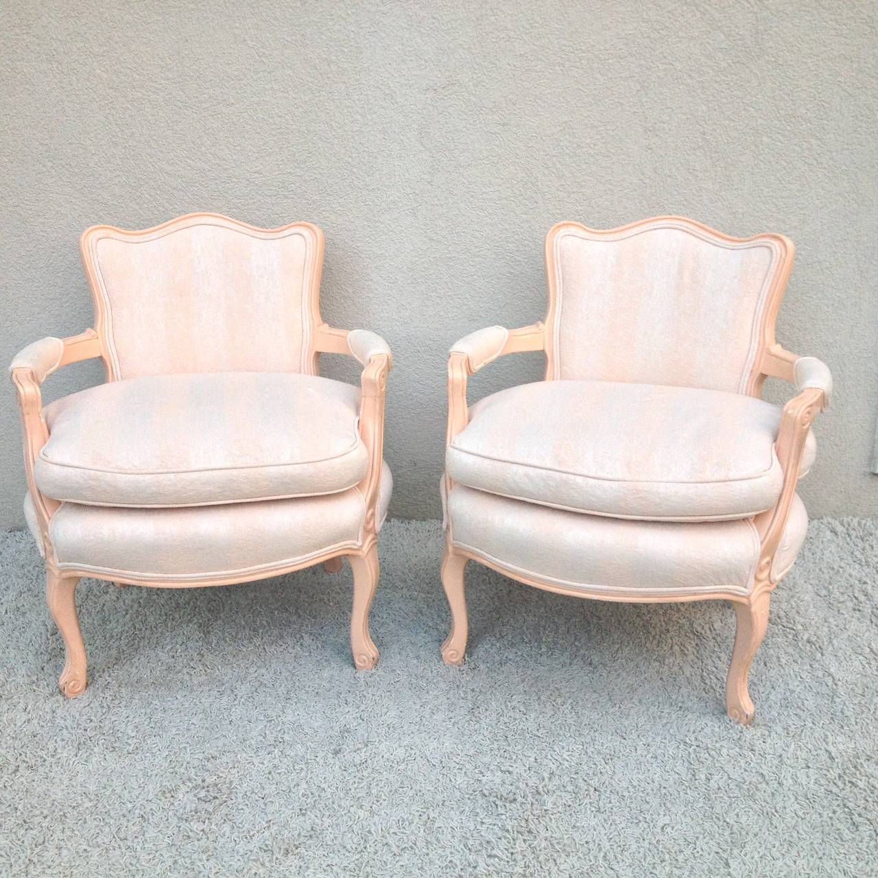 Pair petite Fauteuil Lois XV Stühle Lachsrosa lackiert Finish mit off weiß und zart rosa gewebten Stoff original in sehr gutem Zustand.