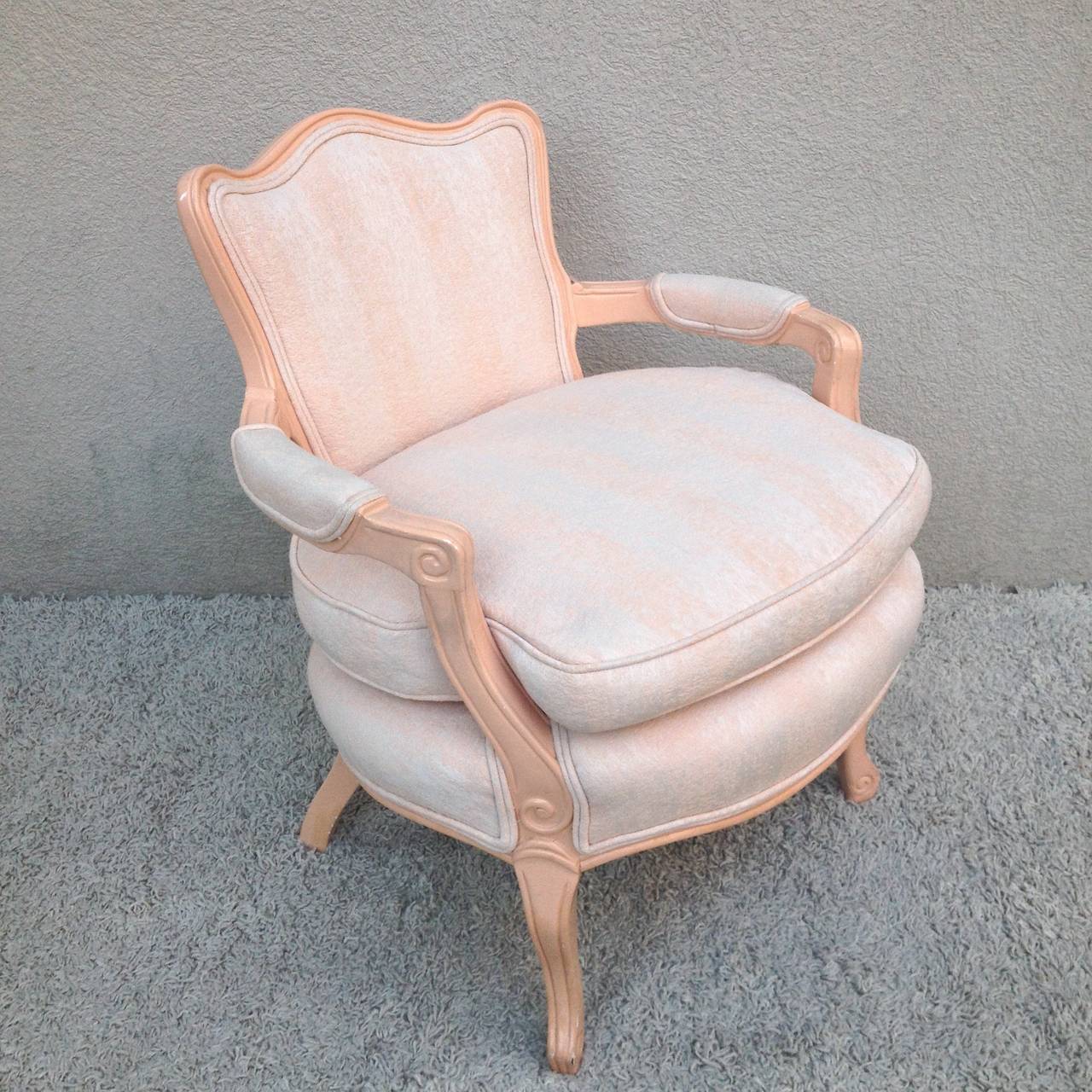 Paar zierliche Fauteuil-Stühle im Stil Louis XV. im Zustand „Hervorragend“ im Angebot in Westport, CT
