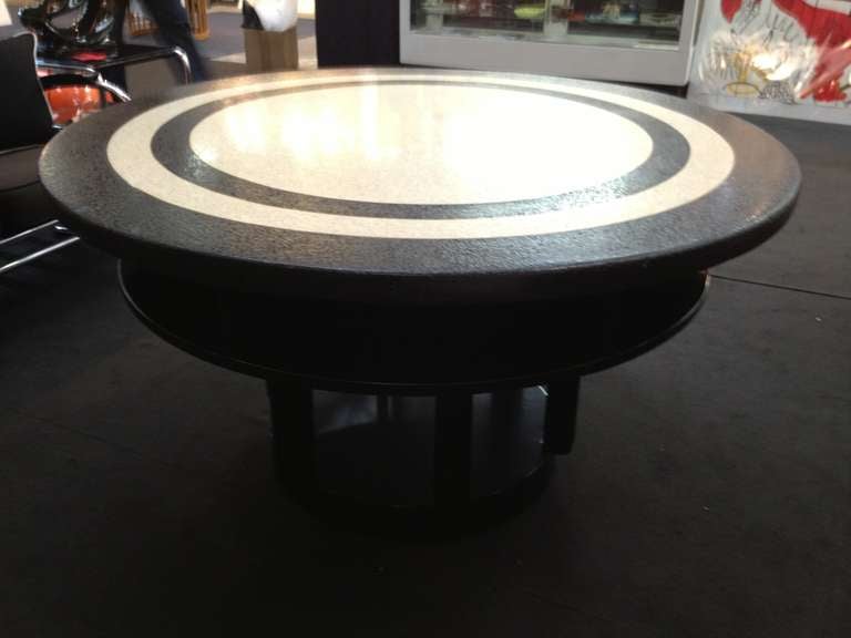 Table de centre personnalisée en terrazzo noir et crème, avec une garniture en laiton entre le plateau doublé crème et noir sur un compartiment circulaire en laque noire.  Base sectionnée de haute qualité et construction.