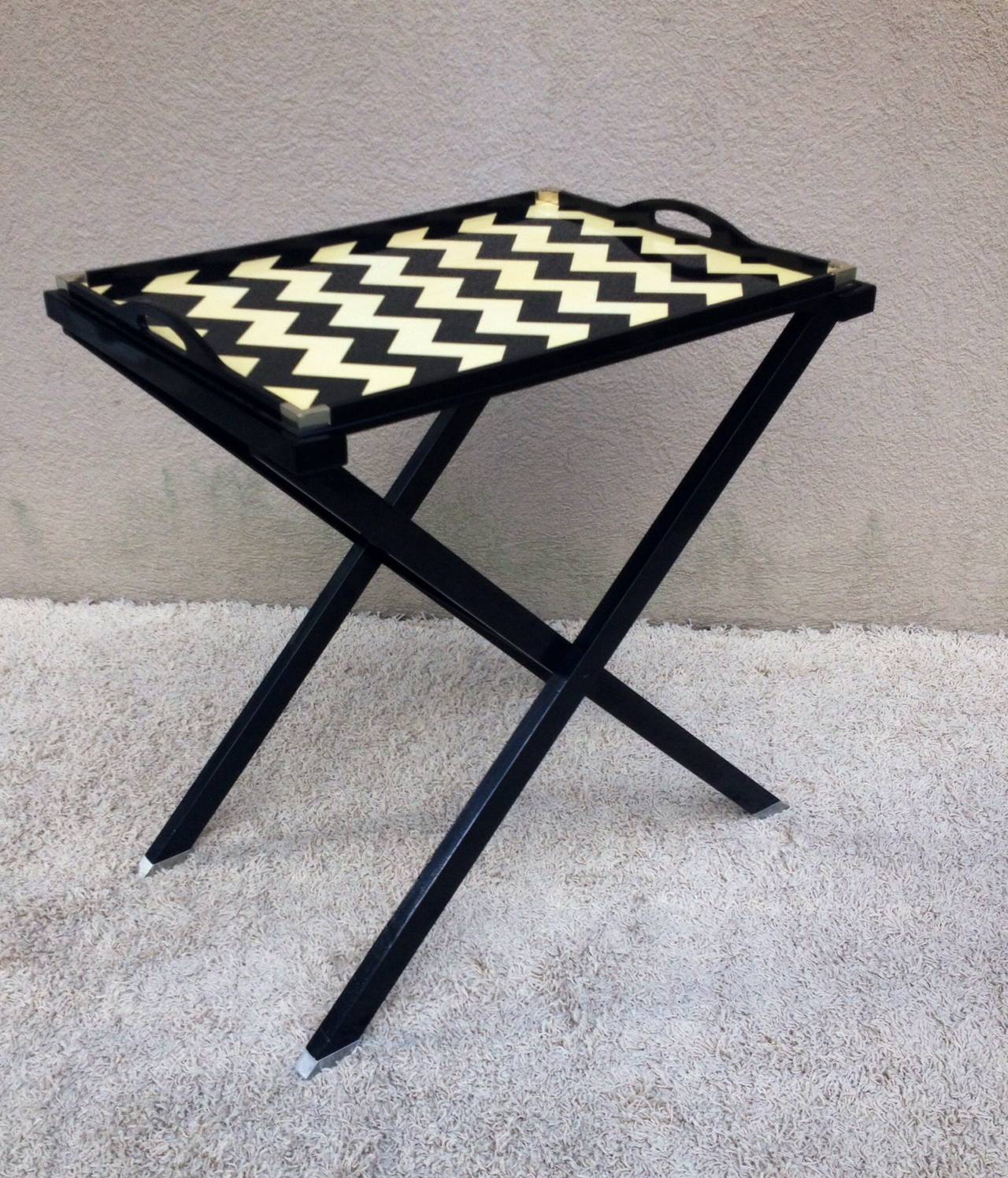Oscar De La Renta Black and Crème Lacquered Tray Table In Excellent Condition For Sale In Westport, CT