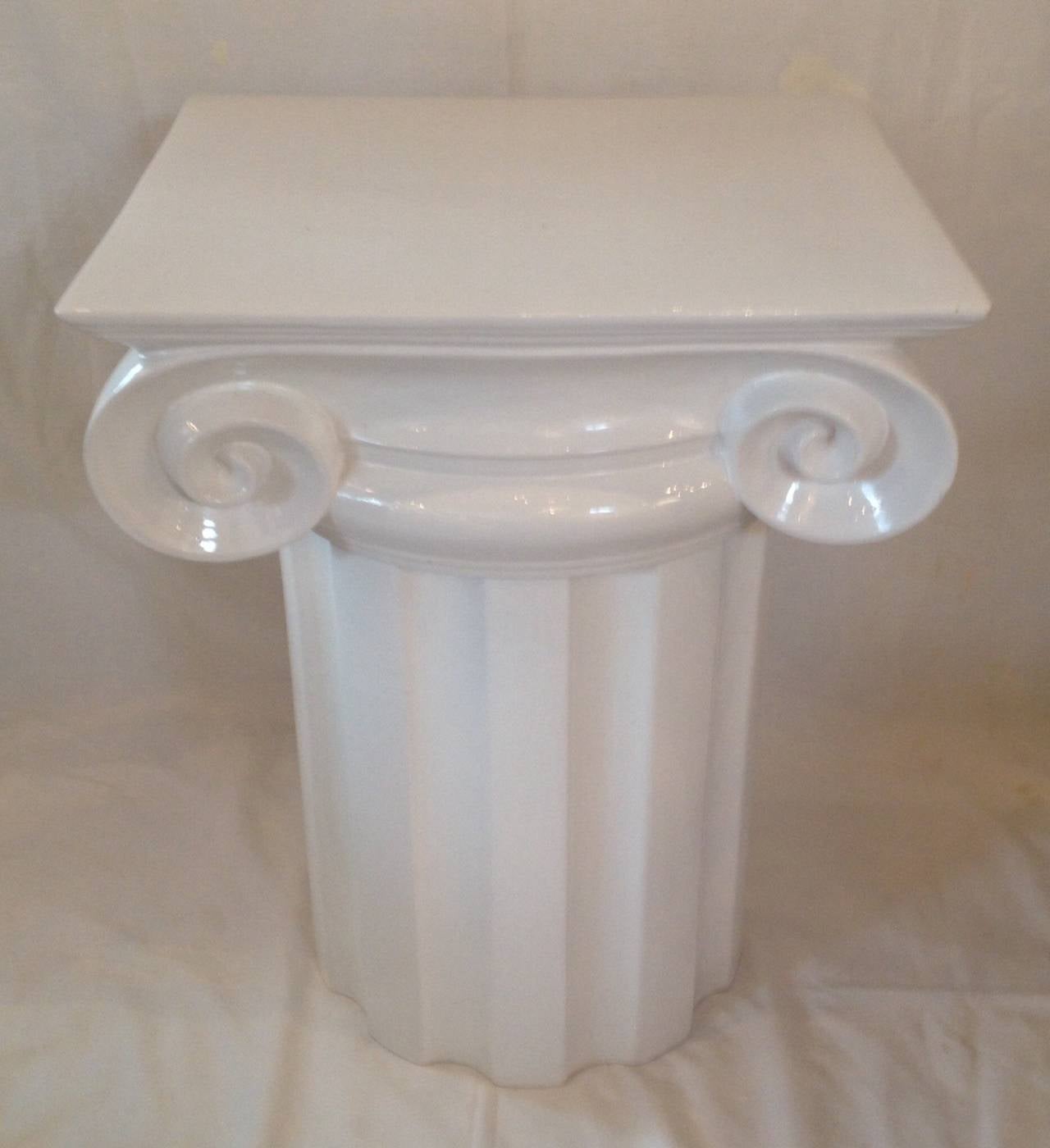 Table d'appoint ou piédestal à colonne ionique en céramique blanche émaillée.
