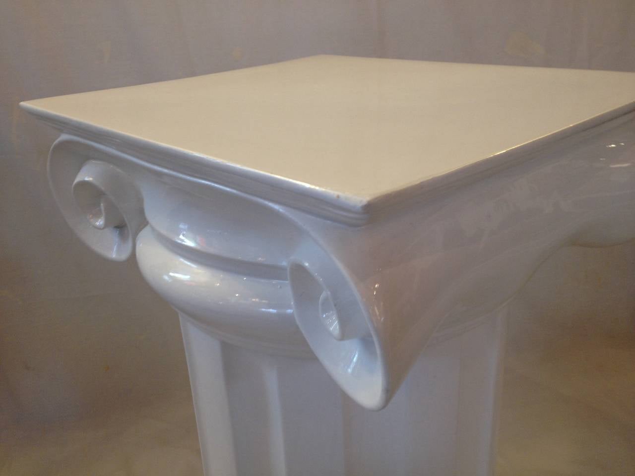 Ceramica Tavolino o piedistallo a colonna ionica in ceramica bianca di metà secolo in vendita