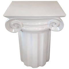 Table d'appoint ou piédestal de style mi-siècle en céramique blanche à colonne ionique