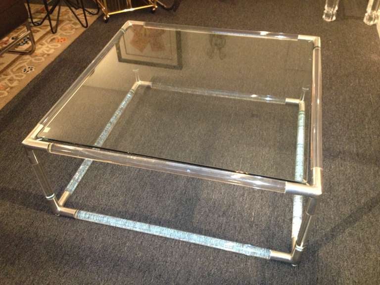 Charles Hollis Jones Table d'appoint en aluminium poli, Lucite tubulaire, plateau en verre encastré, Table de cocktail