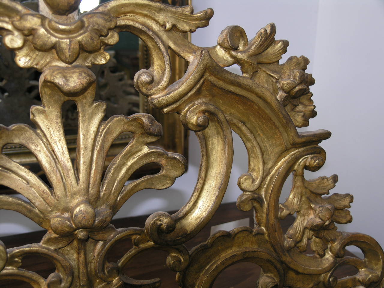 Northern Italian Giltwood Mirror In Excellent Condition For Sale In Los Angeles, CA