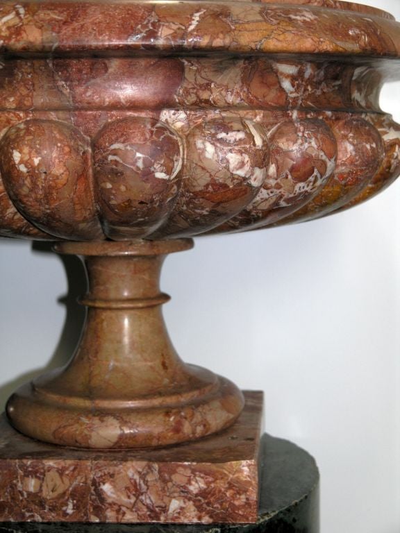 Pair of Italian Marble Urns In Excellent Condition For Sale In Los Angeles, CA