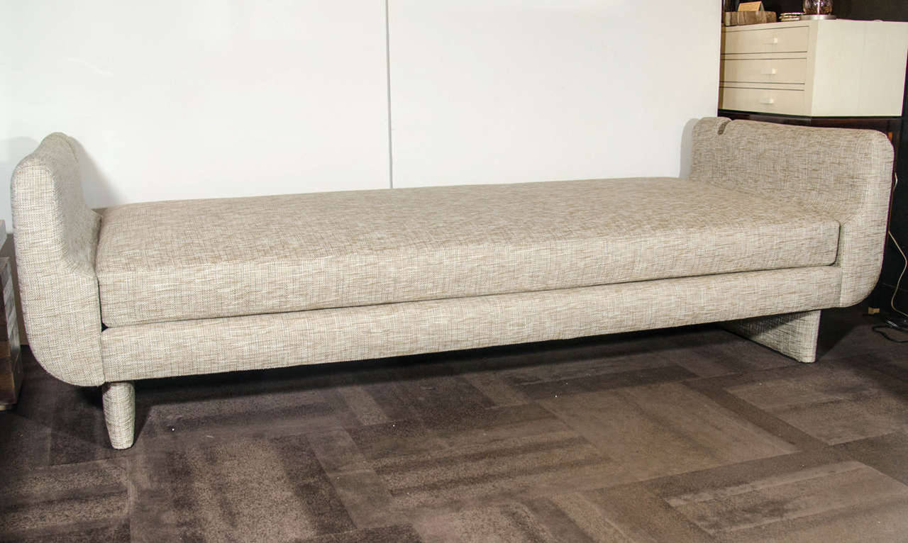 Ultra Modern Sofa/ Daybed with Streamline Design In Excellent Condition In Fort Lauderdale, FL