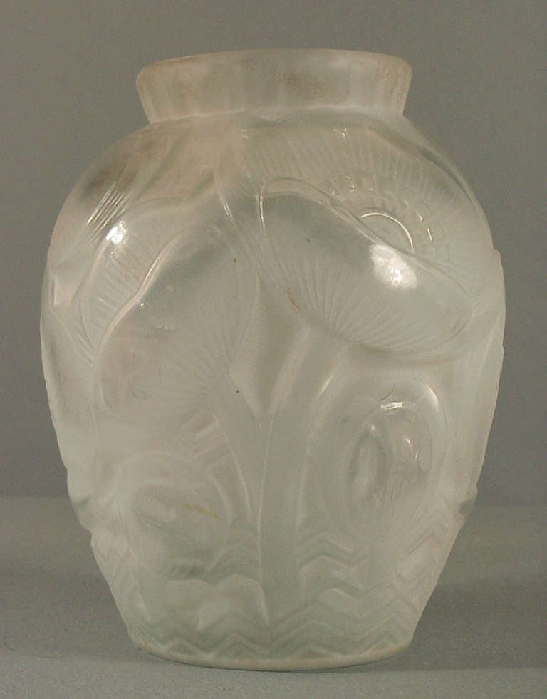 A French Art Deco Molded Glass Vase by Pierre d'Avesn, Lalique Associate In Excellent Condition For Sale In San Francisco, CA