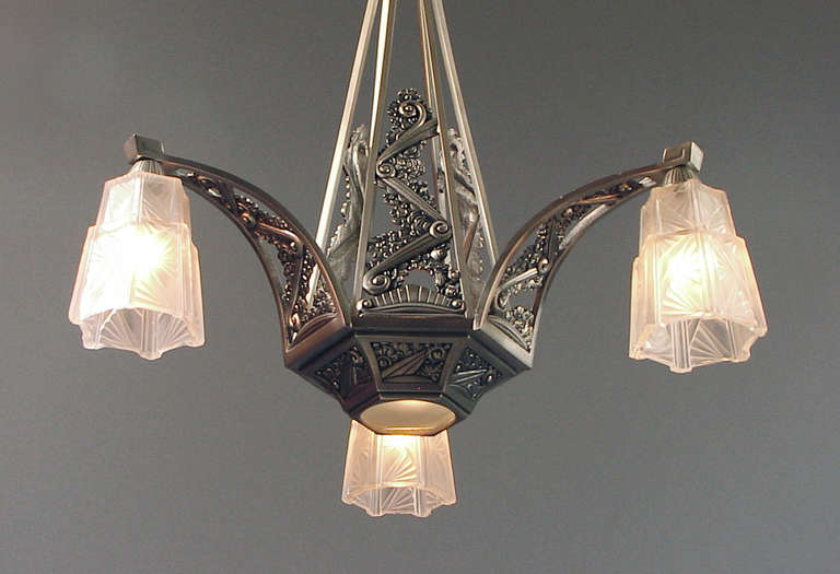 Phenomenal French Art Deco Chandelier with Pyramiding J. Robert Shades In Excellent Condition In San Francisco, CA