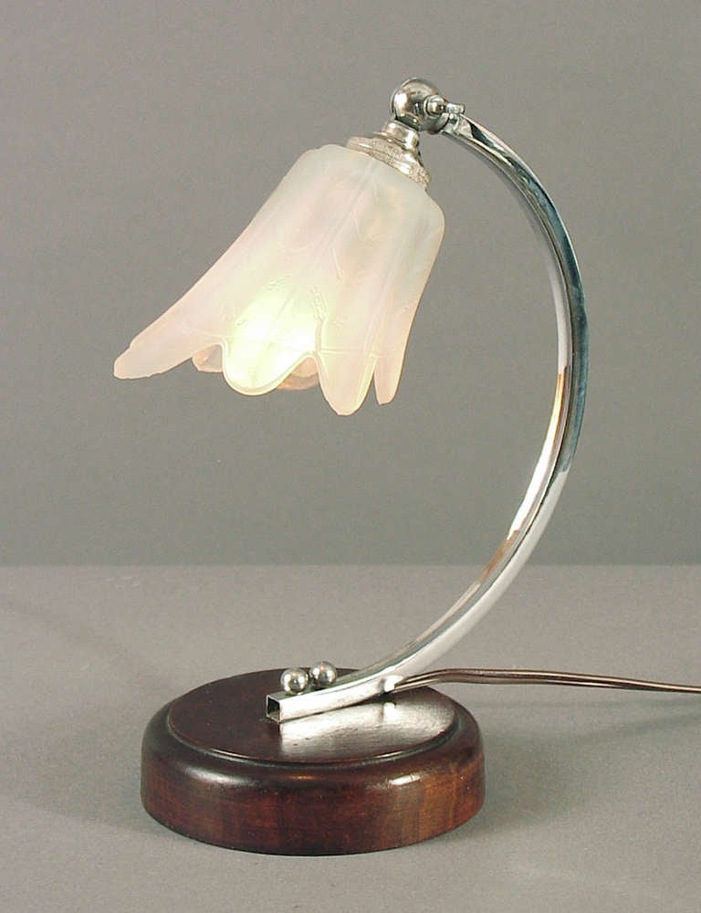 Ah, zoos French, zay haf done eet again!!!  It's that darling opalescent, decorated, flower-like glass shade that makes this lamp sing, and sing it does.  You can tilt the shade up or down by turning the key at the top and voila!

Rewired and