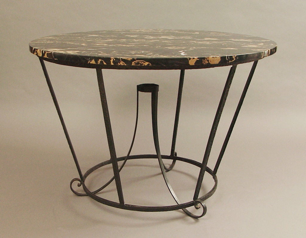 Gueridon en fer forgé Art Déco avec marbre veiné d'or