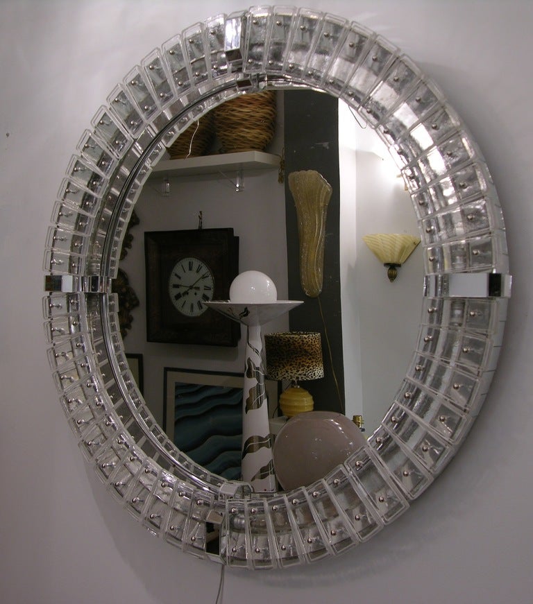 Italian 1960s Very Chic Round Illuminated Venetian Mirror