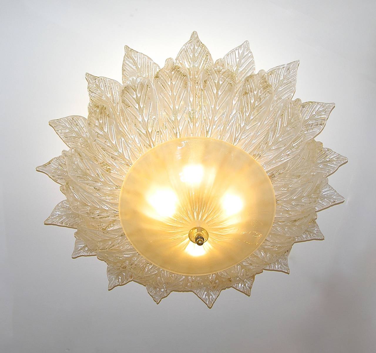 Very elegant 1960s Venetian work of art by Seguso Vetri d'Arte in opaline Murano glass, each leaf in blown glass is crafted individually and worked with pure expanded 24t gold on the surface. The blown bowl in perfect shape is worked with speckles