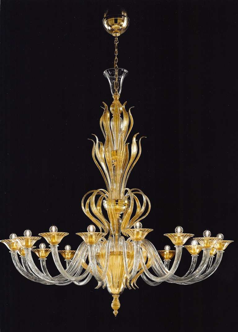 Embodiment of elegance and superb quality of craftsmanship, the central bowl worked with pure gold in the Murano glass bears 16 arms in clear glass ending with gold glass cups, the central part decorated with curved and upwards gold glass leaves.