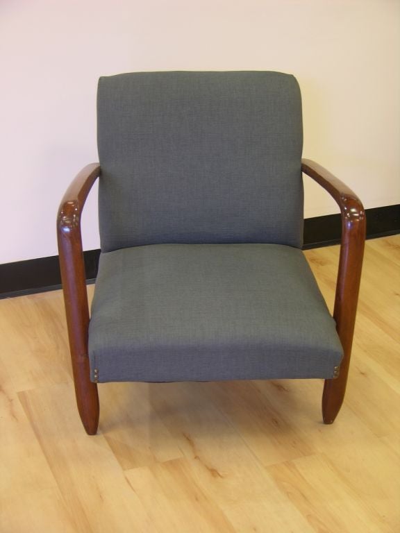 Zwei italienische Sessel aus den 1960er Jahren mit sehr klarem und jungem Design, hergestellt aus massivem Nussbaumholz und gepolstert mit einem graublauen Denim-Stoff. Sehr bequem, ideal vor einem Kamin.
Sitzbereich: 19.5in D x 21in W