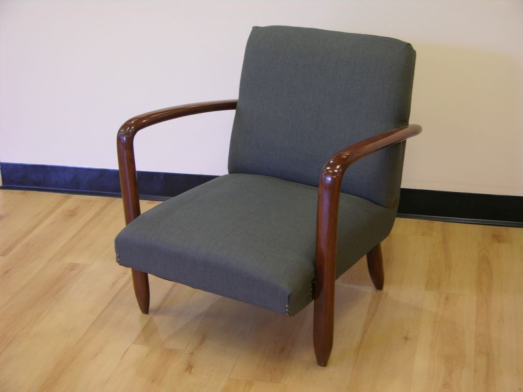 Pareja de sillones de diseño moderno italiano de los años 60 de madera de nogal vintage en tela vaquera azul grisácea Italiano en venta