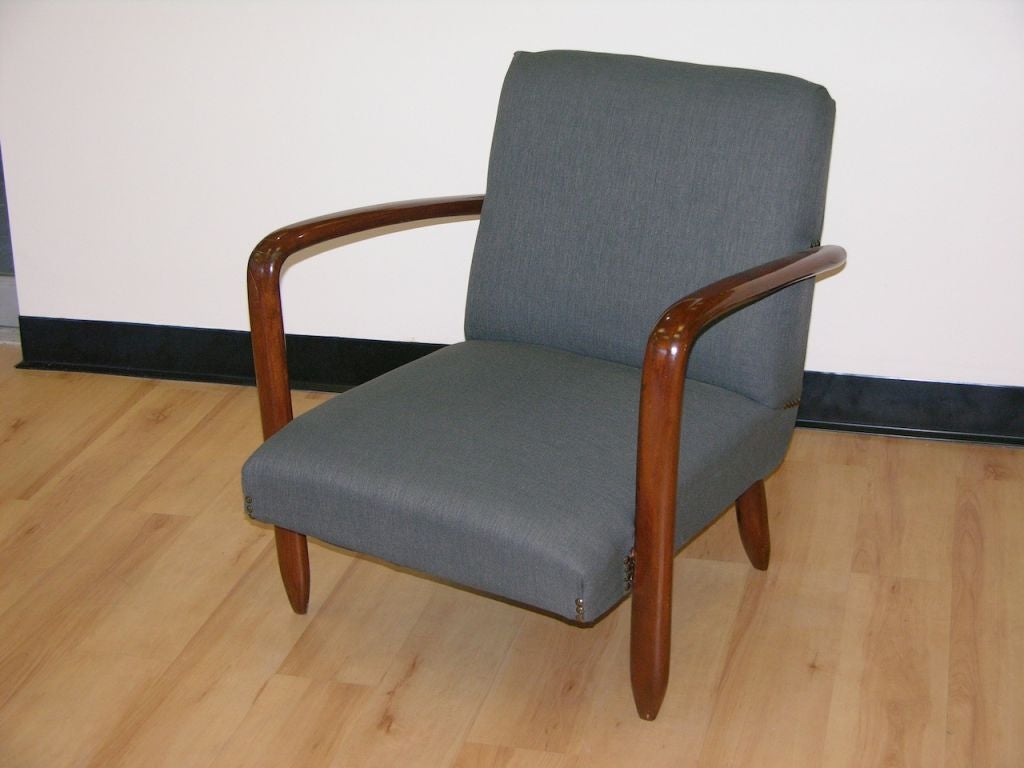 Pareja de sillones de diseño moderno italiano de los años 60 de madera de nogal vintage en tela vaquera azul grisácea Hecho a mano en venta