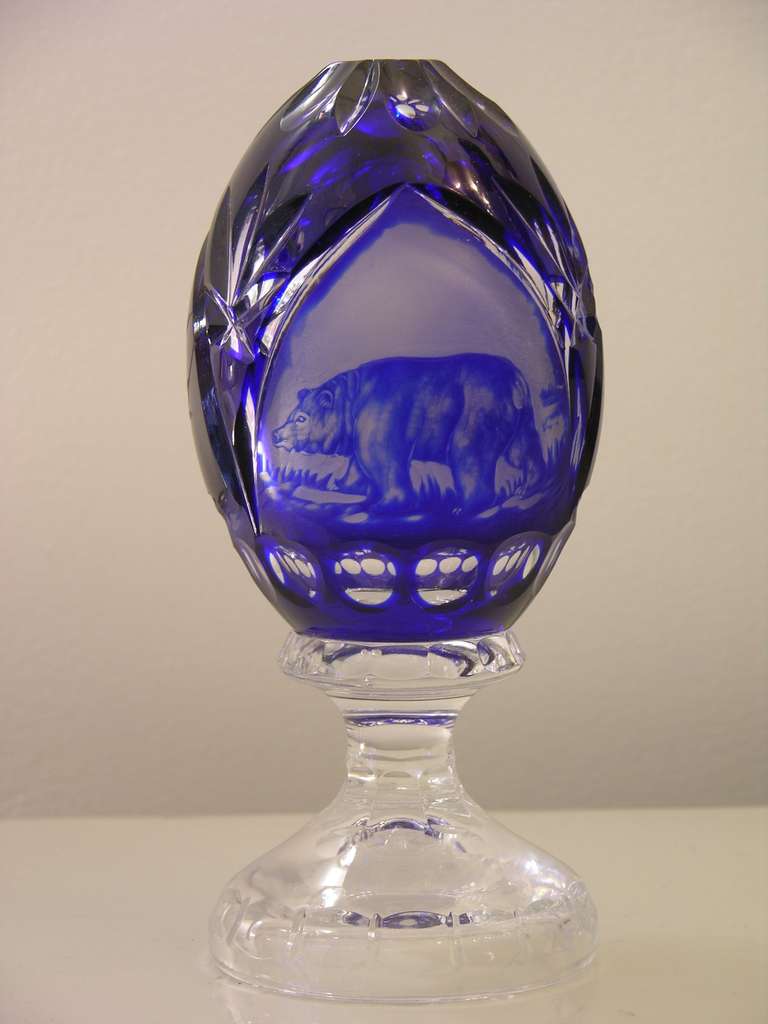 1970s cobalt egg-shaped Bohemian overlaid blown glass, all hand engraved with gothic design decorated with an engraved animal, very high quality hand cuts all around also on the base. This piece engraved with a bear, another available with an