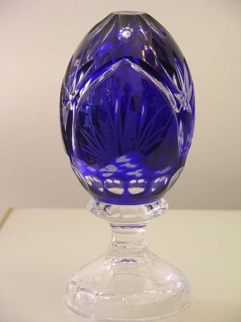 Vintage Cobalt Animal Engraved Overlaid Glass Egg In Excellent Condition In New York, NY