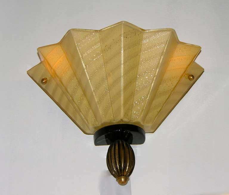 1950s Aureliano Toso Pair of Gold Fan-Shaped Murano Glass Sconces In Excellent Condition For Sale In New York, NY