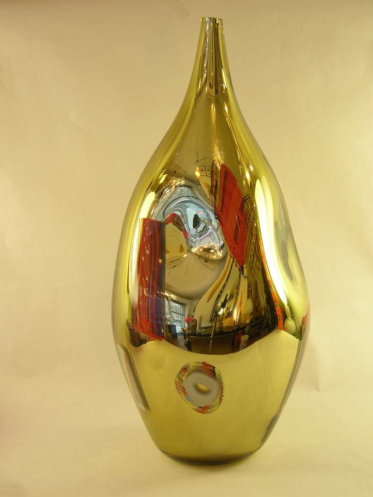 Italian Murano glass mirrored vase, contemporary Work of Art signed by Davide Dona.
The execution is extraordinary and reveals mastership in glass blowing and decorative techniques.  The free form vase is worked with mirrored gold leaf and overlaid