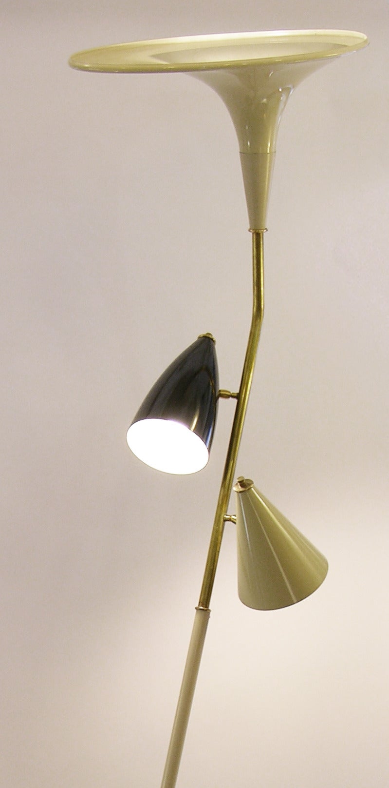 1960s Italian Black and Ivory White Modern Floor Lamp in the Style of Stilnovo In Excellent Condition In New York, NY