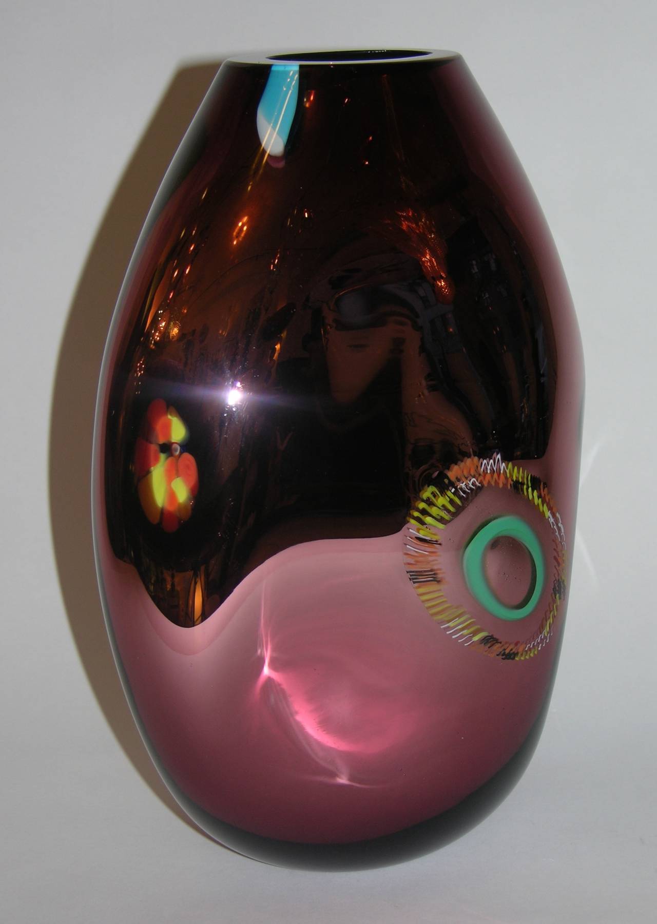 Italian Murano glass vase, contemporary Work of Art signed by Davide Dona.
The execution is extraordinary and reveals mastership in glass blowing and decorative techniques: The ovoid-shaped vase is worked with a sophisticated mirrored metallic