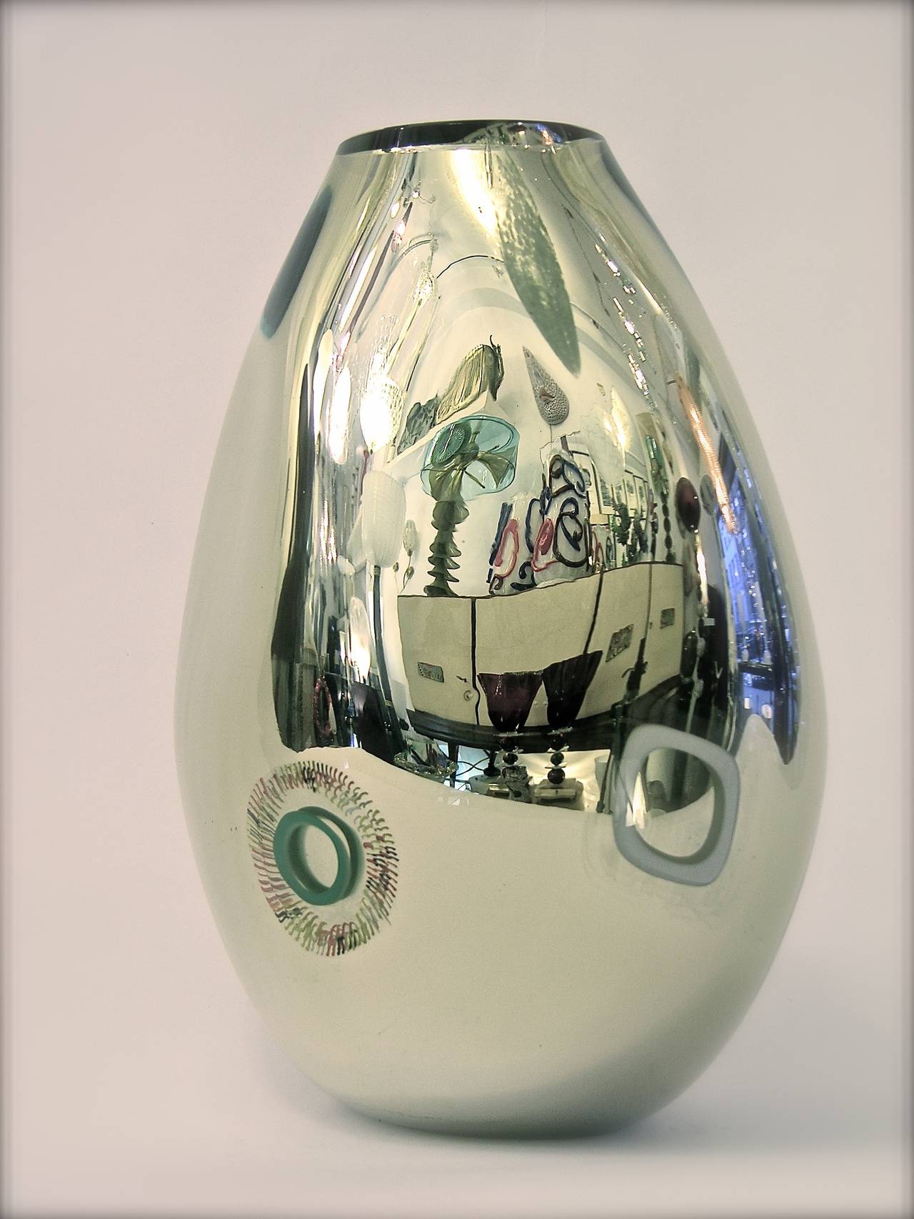 Italian Murano glass vase, contemporary Work of Art signed by Davide Dona. The execution is extraordinary and reveals mastership in glass blowing and decorative techniques: The ovoid-shaped vase is worked with a sophisticated mirrored finish in