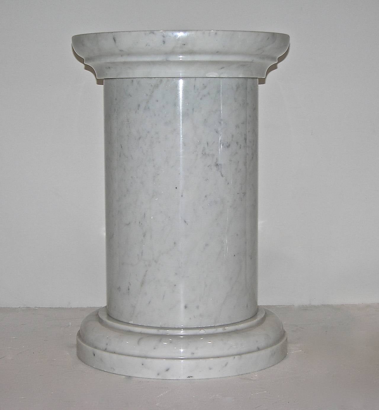Hand-Crafted Italian Rare Pair of Late Art Deco Black and White Urns on Carrara Columns