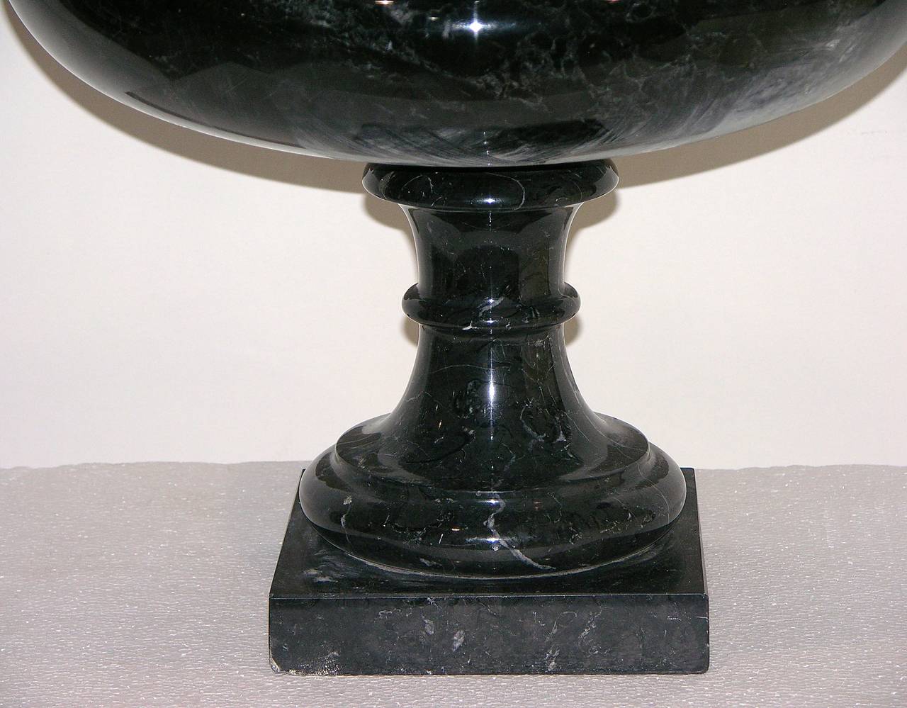 Italian Rare Pair of Late Art Deco Black and White Urns on Carrara Columns 1