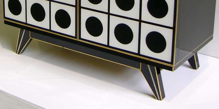Mid-20th Century Outstanding 1960s Italian Pair of Black and White Murano Glass Cabinets with Bronze Knuckle Handles