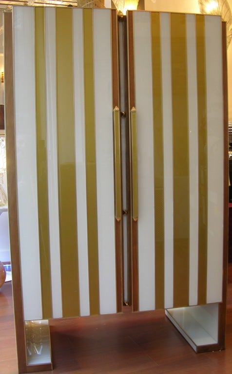 1960s very chic Italian glass cabinet raised on L-shaped legs