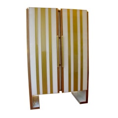 1960s very chic Italian glass cabinet raised on L-shaped legs