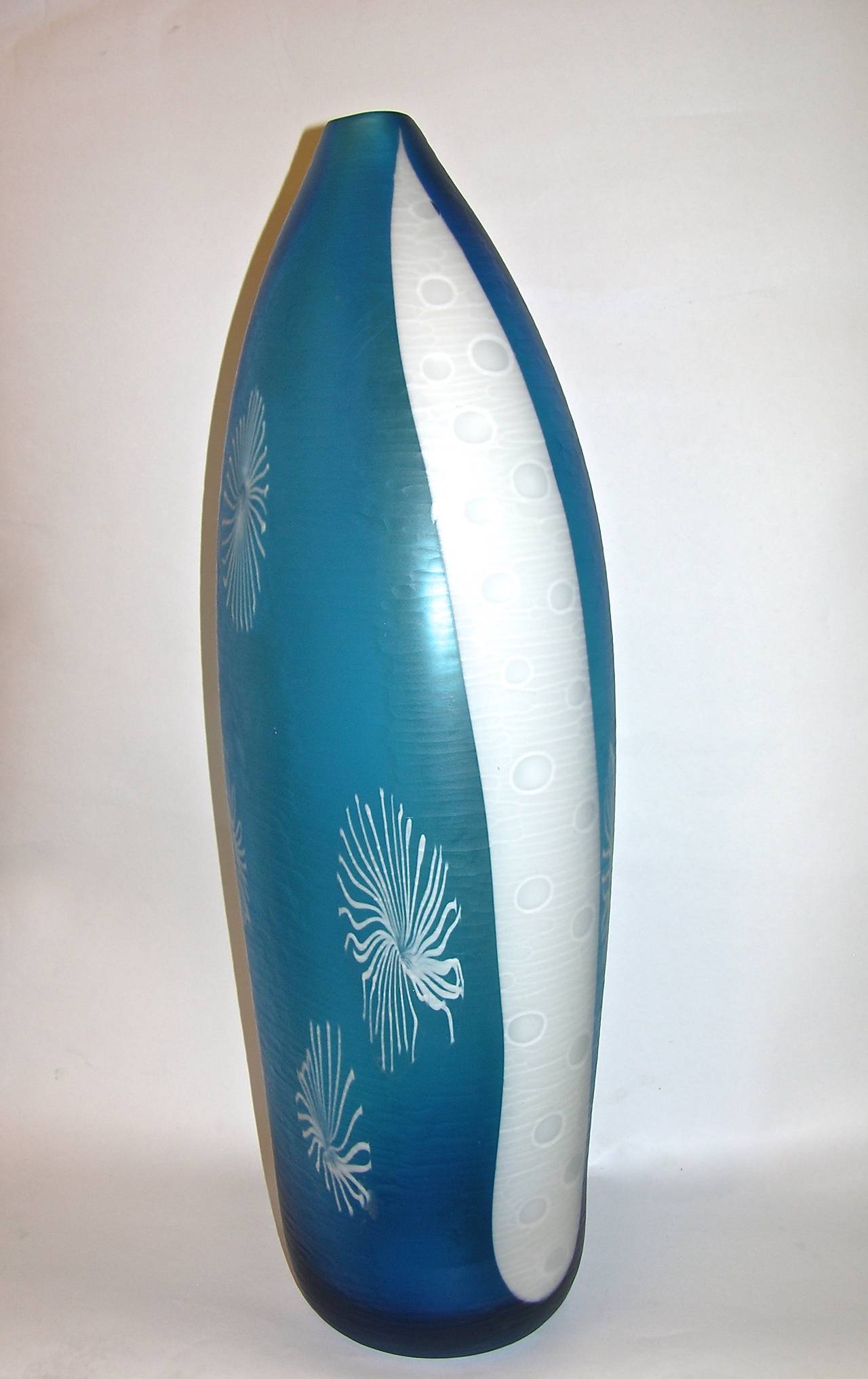 Organique Dona grand vase italien contemporain en verre de Murano texturé turquoise et blanc en vente