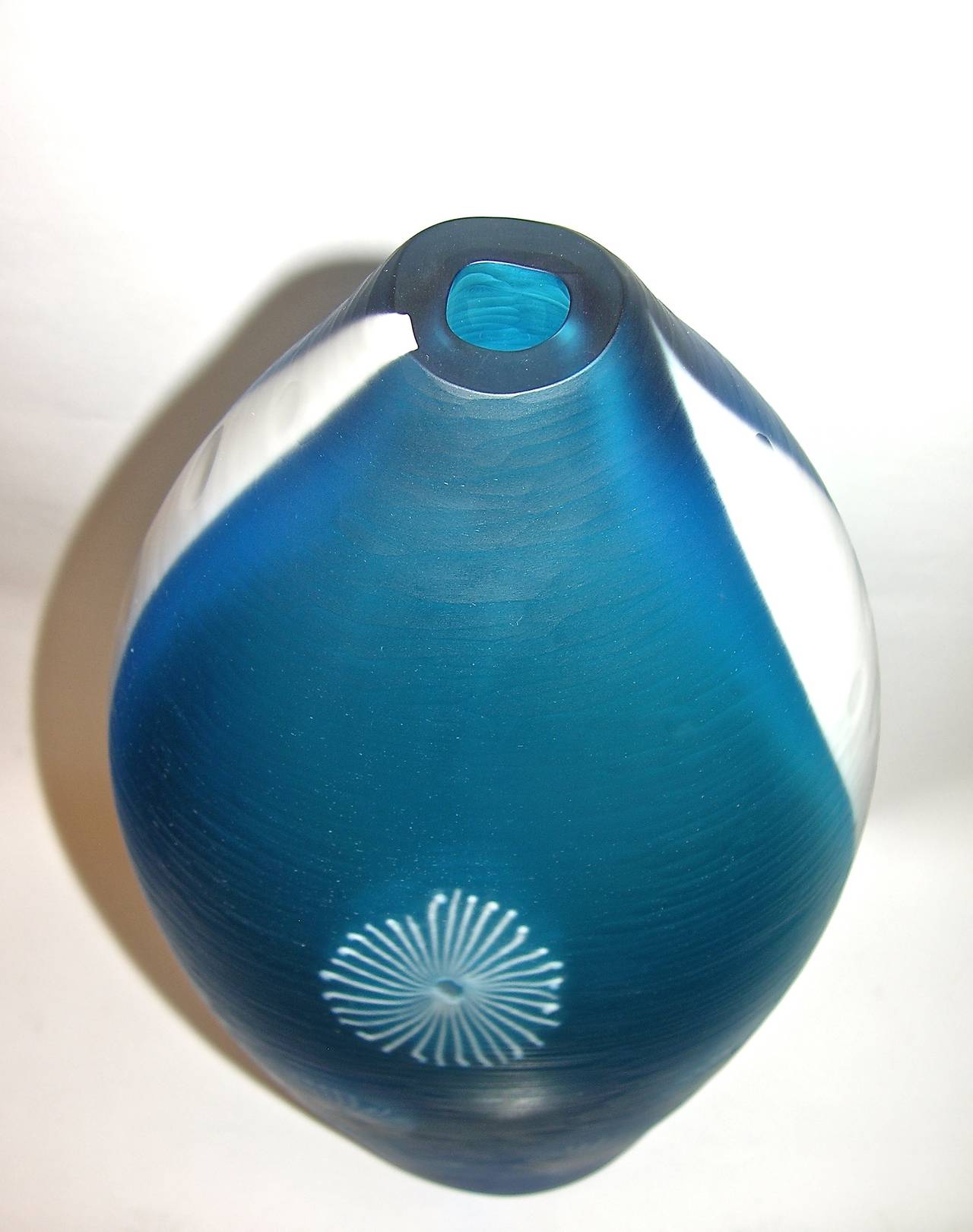 Dona Contemporary Italia Turquoise & White Textured Murano Glass Tall Vase In Excellent Condition For Sale In New York, NY