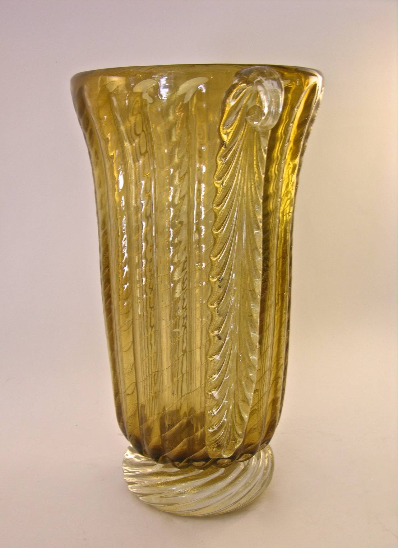 Highly decorative and elegant Murano glass vase by Pino Signoretto, signed. High quality of the execution with a sophisticated ribbed and twisted Design, the amber glass body worked with pure gold and diagonal lines to add texture, decorated with a